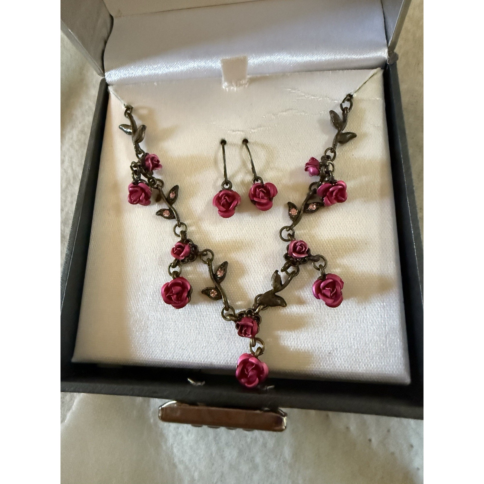 Worthington Jewelry Set Pink Roses Antique Brass Tone Necklace Earrings Boxed 24$
